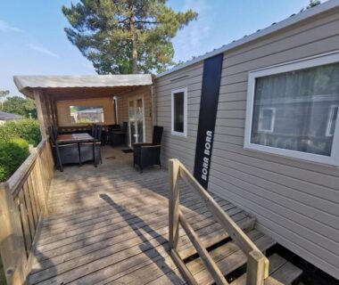 Terrasse en bois avec salon extérieur et spa du Mobil-home 8 places camping kerlann