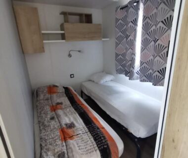 Chambre avec deux lits simples dans le mobil-home 8 places camping kerlann