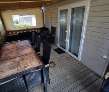 Terrasse couverte avec table et chaises du Mobil-home 8 places camping Kerlann