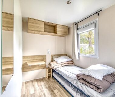 Chambre avec lit simple et rangements dans le Mobil home Amira 42m2