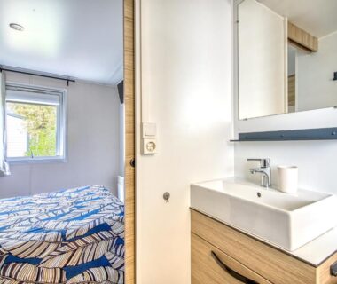 Salle de bain et chambre attenante dans le mobil home Amira 42m2