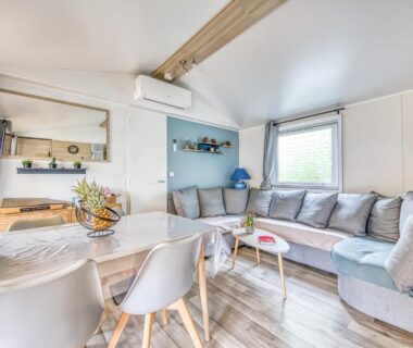 Intérieur salon et coin repas du Mobil home Amira 42m2