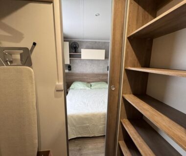 Intérieur du mobil-home avec lit et rangements du Mobil-home Bora camping les Embruns