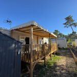 Terrasse en bois avec pergola du mobil-home Bora camping les Embruns