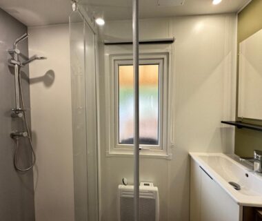 Salle de bain avec douche lavabo et WC du mobil-home Bora camping les Embruns