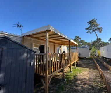 Terrasse en bois avec pergola du mobil-home Bora camping les Embruns