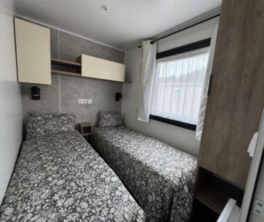 Chambre avec deux lits et fenêtre dans le Mobil-home Bora camping les Embruns