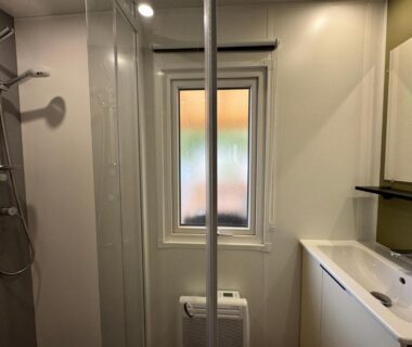 Salle de bain avec douche et lavabo du mobil-home Bora au camping les Embruns