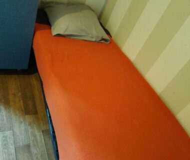 Chambre avec lit simple et oreiller dans le mobil-home C007 C008