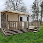 Terrasse en bois sur pelouse dans un camping du Bas-Rhin Mobil-home C007 - C008