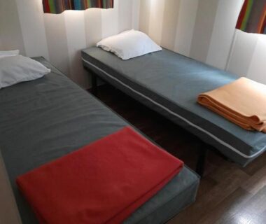 Chambre avec deux lits dans le Mobil-home C007 – C008