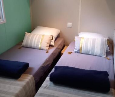 Chambre avec deux lits simples dans le mobil home CARNAC