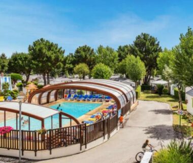 Piscine couverte et transats du camping au Mobil home CARNAC