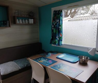 Coin repas avec table et chaises dans le mobil home CARNAC