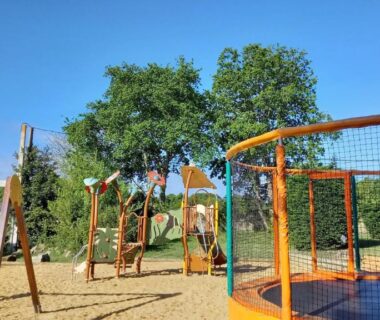 Aire de jeux extérieure avec trampoline au Mobil home CARNAC
