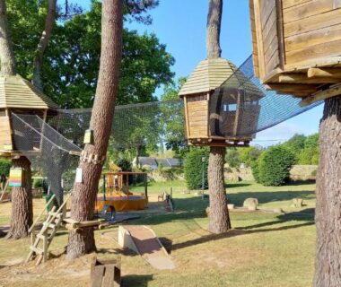 Aire de jeux avec cabanes dans les arbres au Mobil home CARNAC