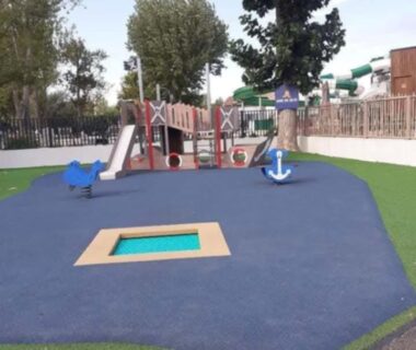 Aire de jeux avec structure en forme de bateau et sol amortissant au Mobil home Camping La Marine