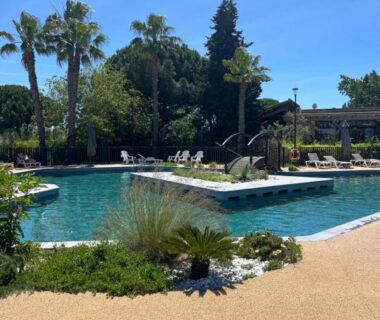 Piscine avec îlot et transats au Mobil-home Camping La Marine B038