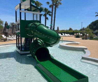Bassin avec toboggan aquatique au camping Mobil-home Camping La Marine B038