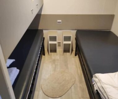 Intérieur avec deux lits et rangements du Mobil home Camping La Marine
