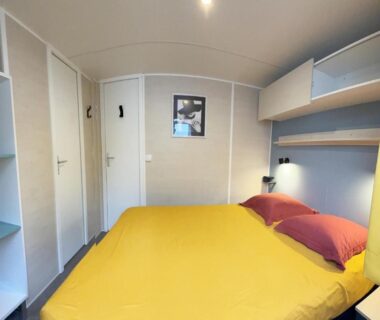 Chambre avec lit double et rangements dans le mobil-home Camping Le Marisol à Torreilles-plage