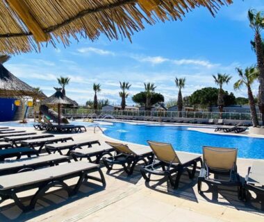 Bord de piscine avec transats et parasols au mobil-home du Camping Le Marisol