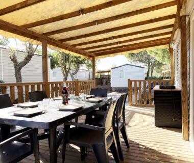 Terrasse couverte avec table et chaises dans le mobil-home du Camping Le Marisol Torreilles-plage