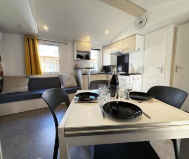 Séjour avec coin repas et kitchenette du mobil-home Camping Le Marisol à Torreilles-Plage