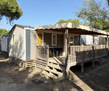 Mobil-home avec terrasse sur emplacement ombragé au Camping Le Marisol