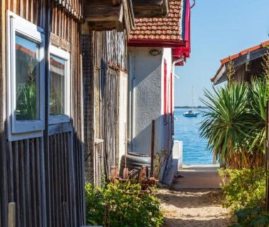 Allée vers la mer bordée de cabanes et végétation au Mobil home Camping Les Embruns 4 étoiles