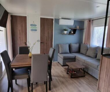 Salon avec coin repas et kitchenette du mobil-home Camping Les Oyats 4 Étoiles
