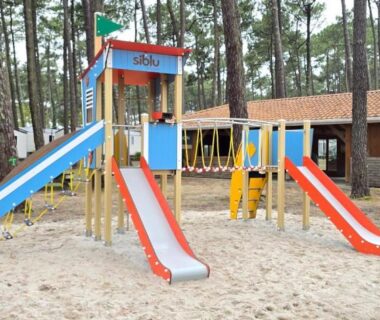 Aire de jeux avec toboggans au Mobil-home Camping Les Oyats 4 Etoiles