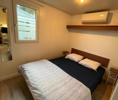 Chambre avec lit double et climatisation dans le Mobil-home Camping Oasis
