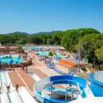 Piscine avec toboggans et transats au mobil-home Camping Oasis