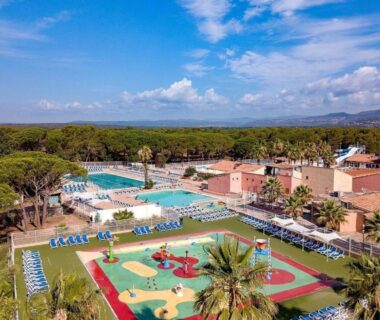 Piscines extérieures et aire de jeux du Mobil-home Camping Oasis