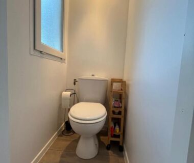 Toilettes avec fenêtre dans le Mobil-home Camping Oasis