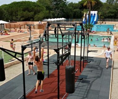 Piscine extérieure avec toboggan et parcours fitness au Mobil-home Camping Oasis