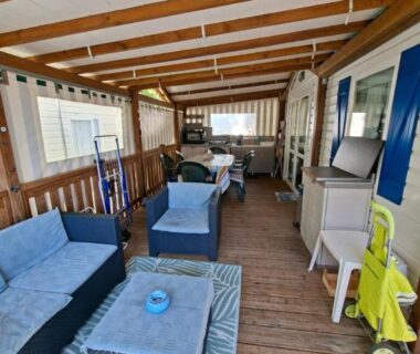 Terrasse couverte avec salon extérieur du Mobil home Camping Proche ROYAN à 300m de la plage