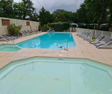Piscine extérieure et petit bassin au Mobil home Camping Proche ROYAN a 300m de la plage