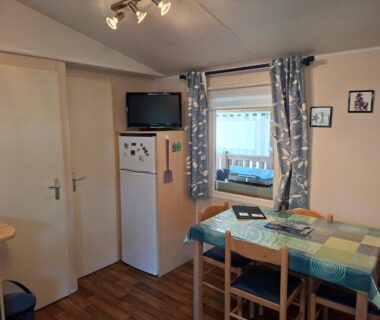 Coin repas et kitchenette dans le Mobil home Camping Proche ROYAN a 300m de la plage