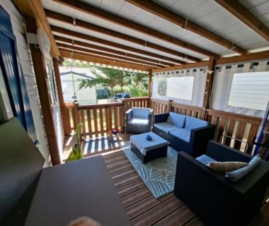 Terrasse couverte avec salon extérieur du Mobil home Camping Proche ROYAN à 300m de la plage