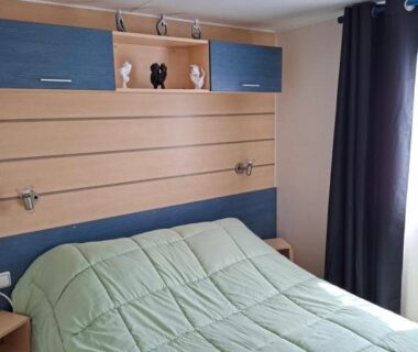 Chambre avec lit double et rangements dans le mobil home Camping Proche ROYAN à 300m de la plage