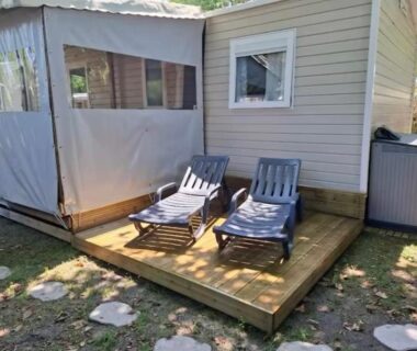 Terrasse en bois avec deux transats au Mobil-home Camping Siblu La Reserve ****