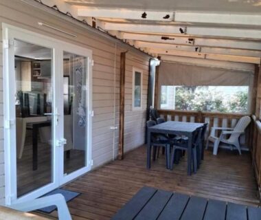 Terrasse couverte avec table et chaises au mobil-home Camping Siblu La Reserve