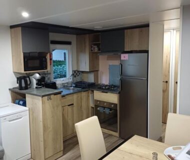 Cuisine ouverte et coin repas dans le mobil-home du Camping Siblu La Reserve ****
