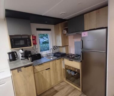 Intérieur coin cuisine équipé dans le Mobil-home Camping Siblu La Reserve ****