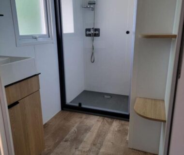 Salle de bain avec douche et lavabo dans le mobil home Céleste 6-8 personnes
