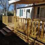 Terrasse en bois devant le mobil home Chez 118 Alain