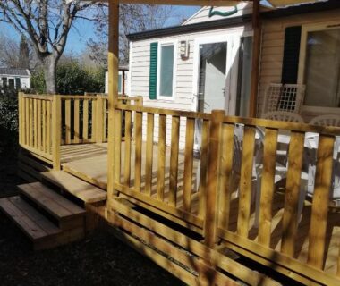 Terrasse en bois devant le mobil home Chez 118 Alain