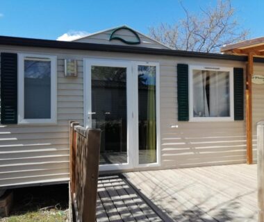 Terrasse en bois et porte vitrée du mobil home Chez 118 Alain